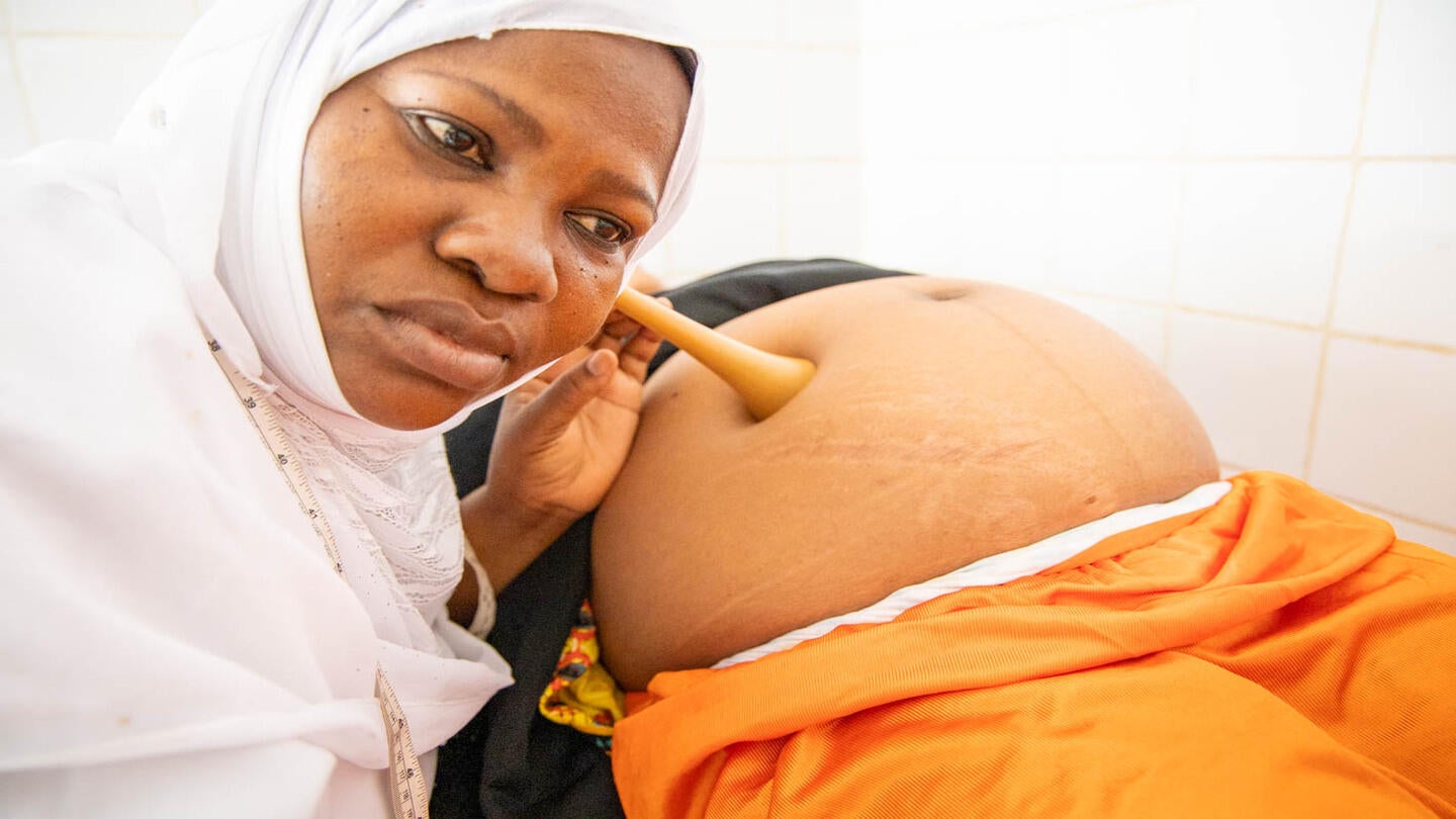 Midwife Olivia Mhila demonstrates best practices in maternal and newborn care under the Thamini Uzazi Salama Project in Shinyanga, Tanzania. Her dedicated service is part of an initiative supported by Global Affairs Canada, aimed at improving health outcomes for mothers and their babies. Photo @UNFPATanzania / Dr. Warren Bright