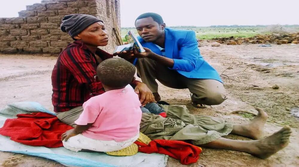 Daudi managed to fulfill his dream with the support of his parents. Working with Mazingira FM in Mara Region, he is one of the j